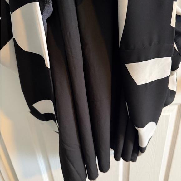 Gracia Black and White Abstract Long Sleeve Dress - Picture 2 of 9